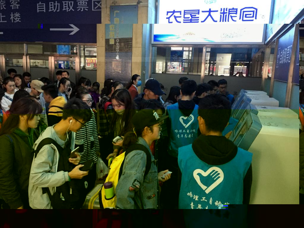 志願者們幫助旅客取票