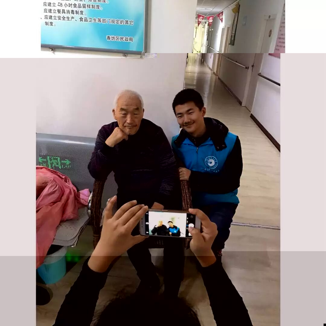 志願者與老人合影